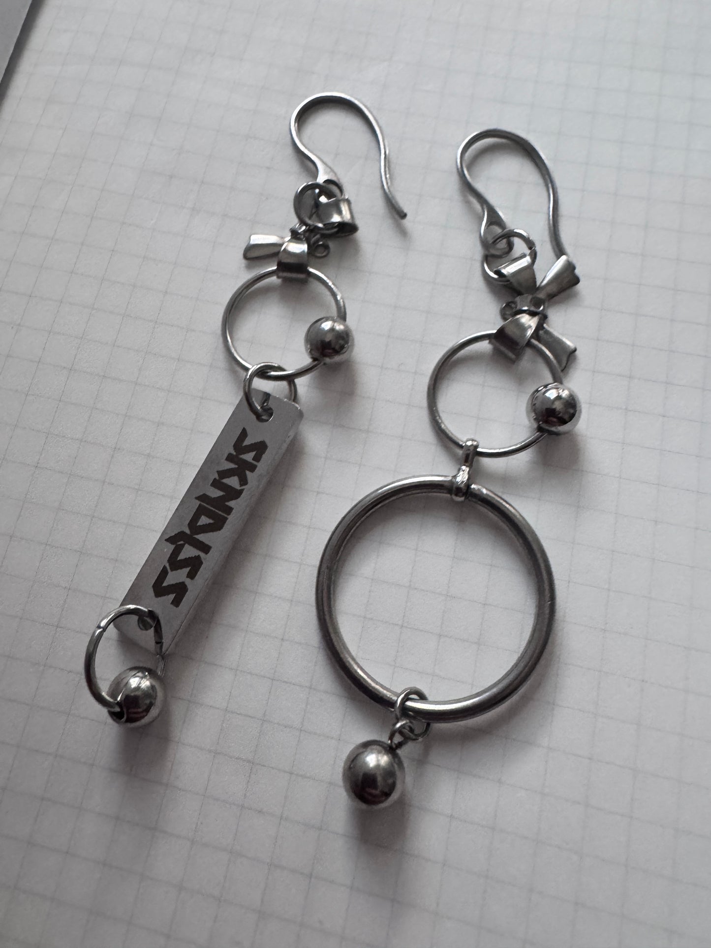 PiERCED BOW SIGNATURE EARRINGS