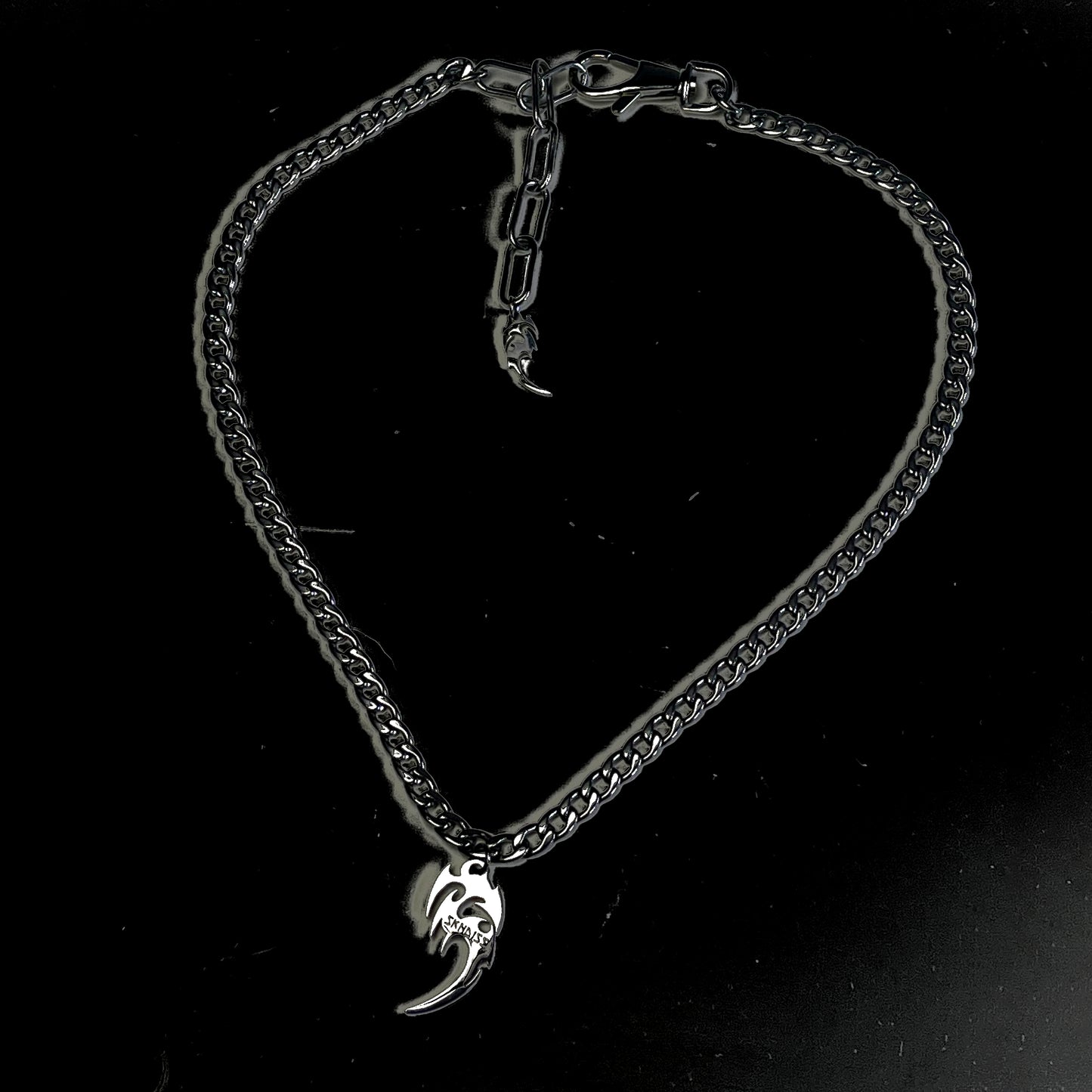 RESISTANCE NECKLACE 1001