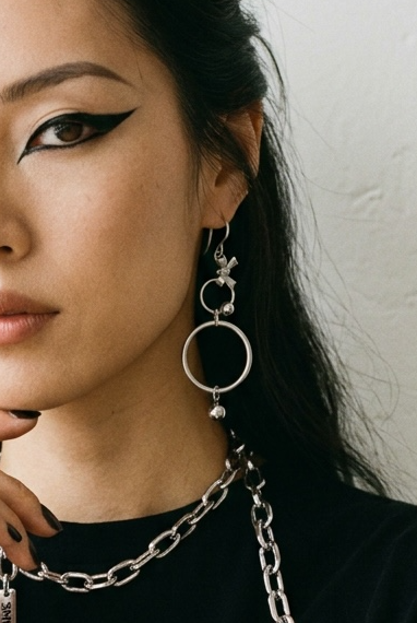 PiERCED BOW SIGNATURE EARRINGS